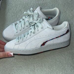 White Sneakers with Patterned Stripe